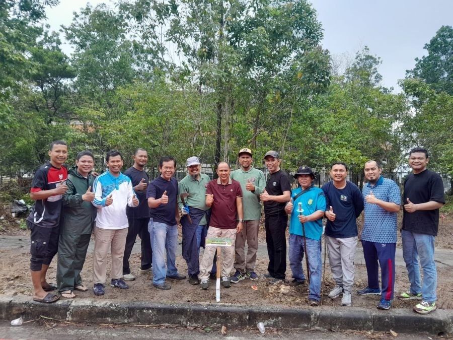 Dinsos Riau Tanam Pohon, Perkuat Budaya Gotong Royong di Stadion Utama
