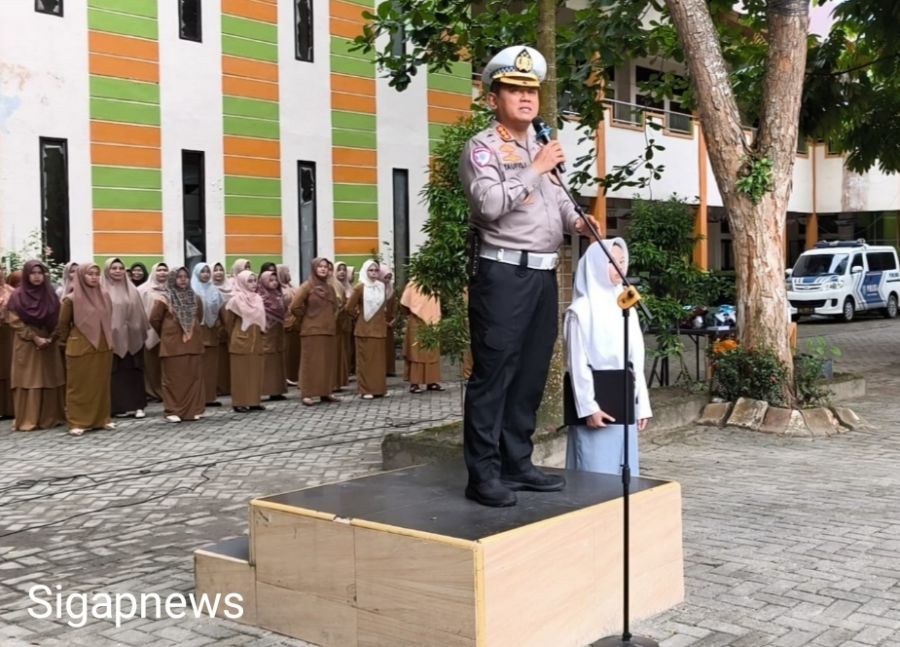 Dirlantas Polda Riau Pimpin Upacara di SMKN 7 Pekanbaru, Sosialisasikan Tertib Lalu Lintas dan Green