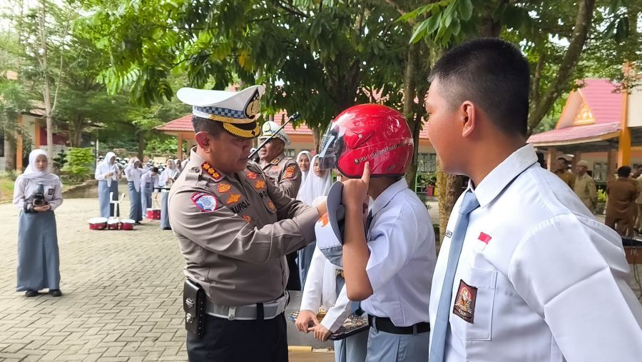 Dirlantas Polda Riau Pimpin Upacara di SMKN 7 Pekanbaru, Sosialisasi Tertib Lantas & Green Policing