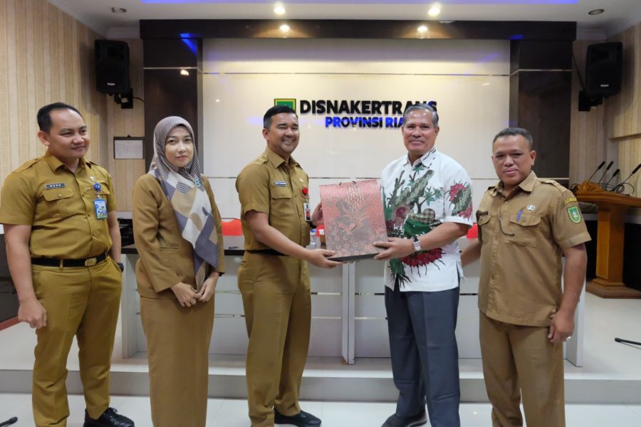 Disnakertrans Riau Gelar Pelepasan Purna Tugas untuk Dua Pegawai Senior