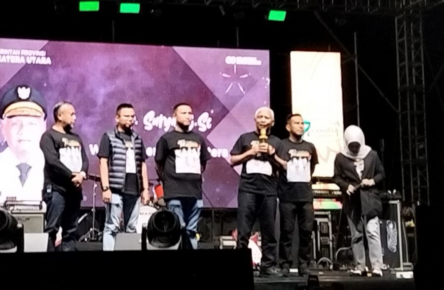 D'Masiv Hentak Labura! Ribuan Warga Tumpah Ruah di Alun-Alun