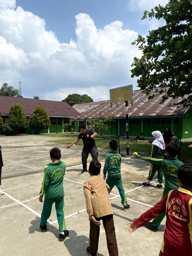 Dosen Penjaskesrek FKIP UIR Taja Coaching Klinik Latihan Teknik Dasar Tenis Lapangan di Kuok