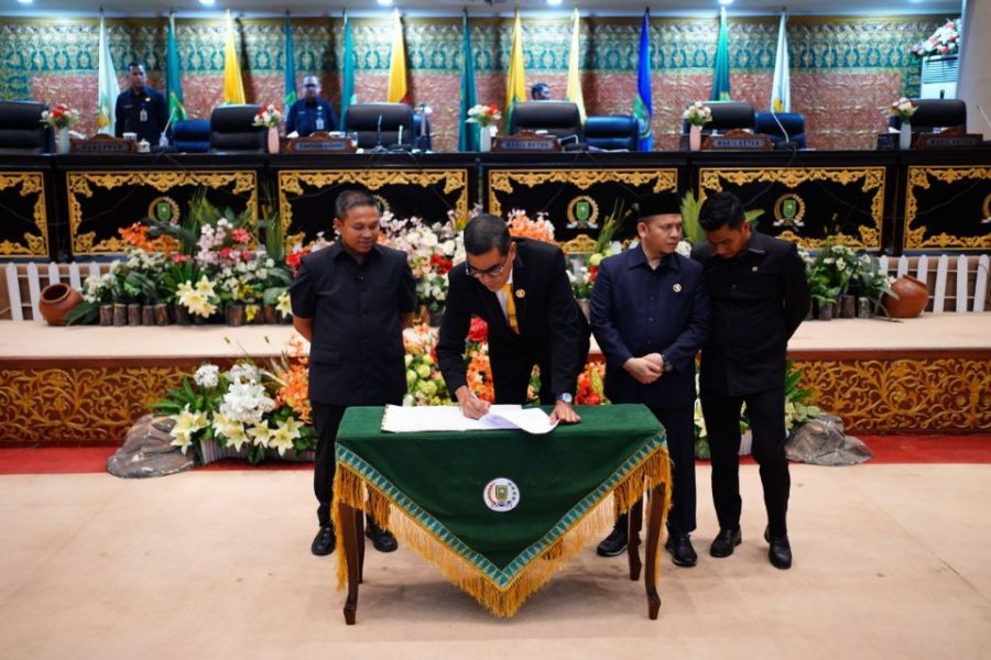 DPRD Riau Sahkan Tiga Perda Strategis, APBD 2025 Dipangkas Rp245 Miliar