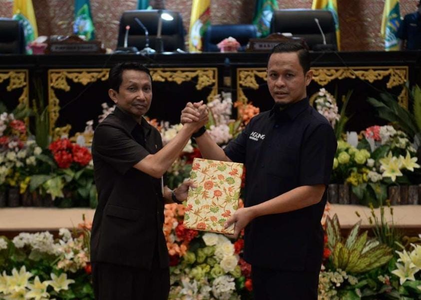 DPRD Riau Serahkan Pandangan Umum Fraksi Terhadap RPJPD Tahun 2025 - 2045