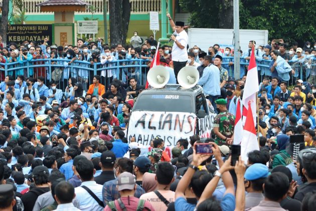 DPRD Riau Turun Langsung Temui Ribuan Mahasiswa yang Gelar Aksi Unjuk Rasa di Depan Gedung
