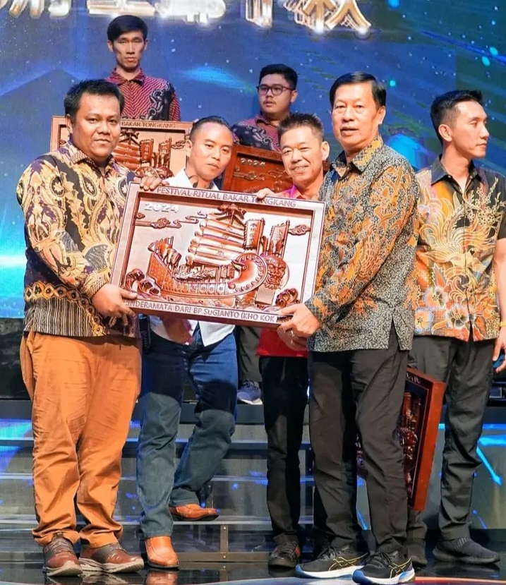 DPRD Rohil Hadiri Puncak Malam Kesenian Festival Bakar Tongkang 2024 di IP Plaza Bagansiapiapi