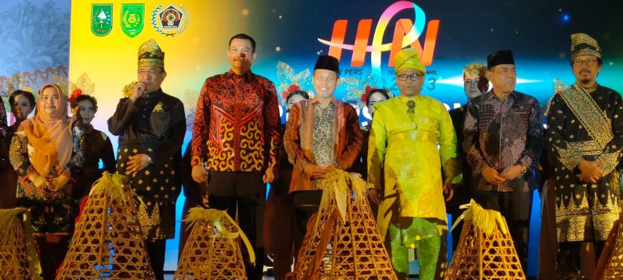 Eddy Yatim Terima Anugerah PWI Riau Award 2023