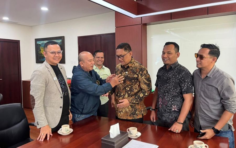 Erwin Dimas Dianugerahi Pin Kehormatan JMSI, Bukti Anak Riau Berkelas Nasional