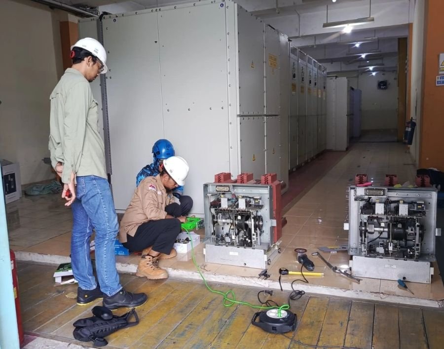 Gerak Cepat PLN UPT Pekanbaru, Perkuat Keandalan Pasca Idulfitri Lewat Perbaikan PMT 20 kV