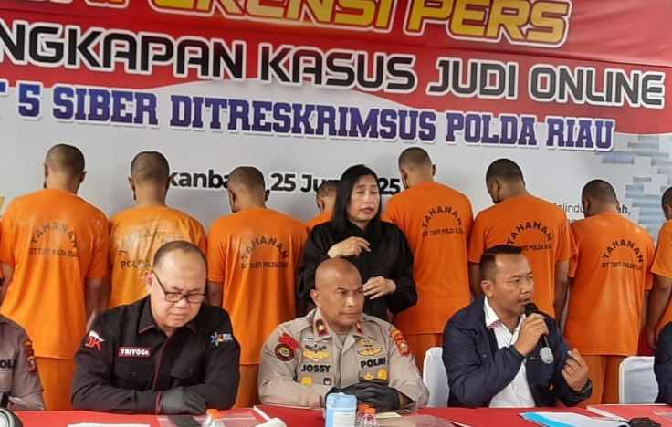 Gerebek Markas Judi Online Pekanbaru, Polda Riau Ringkus 12 Tersangka!