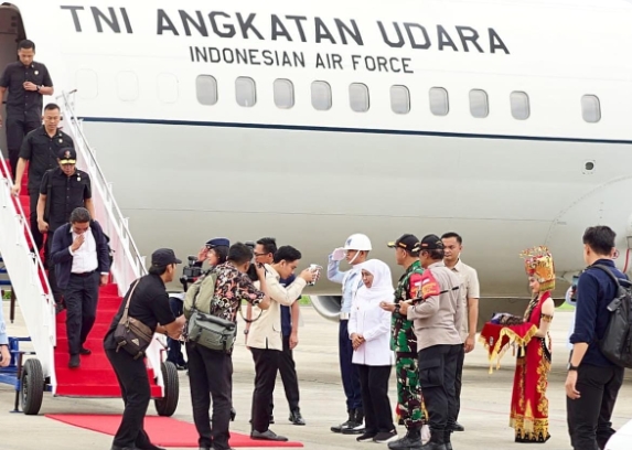 Gibran Kunjungi Banyuwangi, Panen Tebu hingga Dialog dengan 1.000 Warga