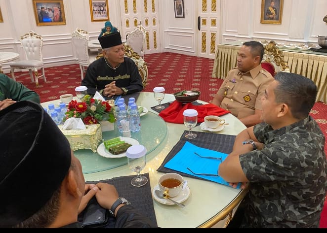 Gubernur Abdul Wahid Dianugerahi Gelar Datuk Oleh LAN Kuansing