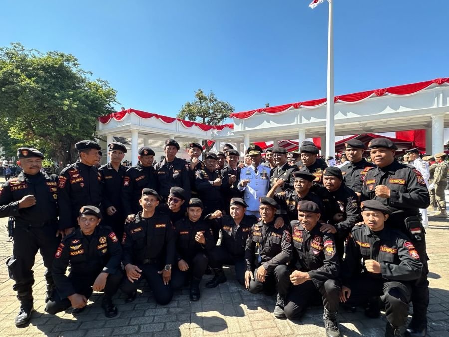 Gubernur Sulsel Foto Bersama 31 Personel Senkom di HUT RI ke-81