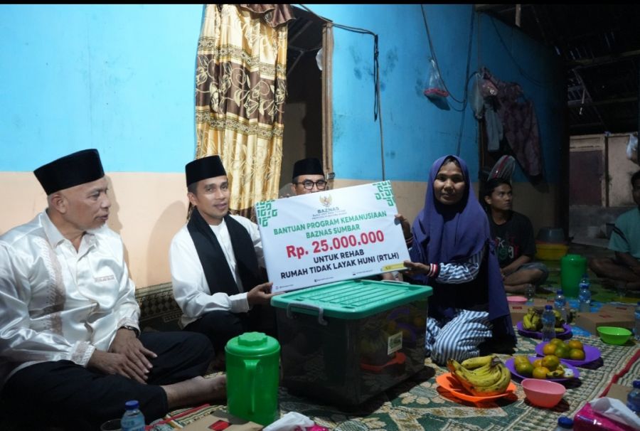 Gubernur Sumbar Singgah Sahur dan Beri Bantuan Bedah Rumah