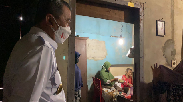 Gubri Kunjungi Lansia Renta Tinggal di Gubuk Kecil dengan Bawa Dokter Langsung
