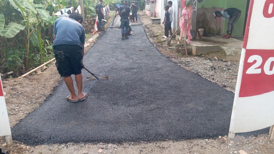 Gunakan Dana Desa, Pemdes Sukamaju Bangun Jalan Hotmix untuk Dongkrak Ekonomi