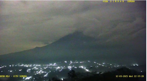 Gunung Semeru Erupsi Lagi! Warga Diminta Jauhi Zona Berbahaya