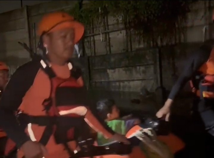 Hujan Deras Picu Banjir di Rumbai, Enam Warga Dievakuasi Dini Hari