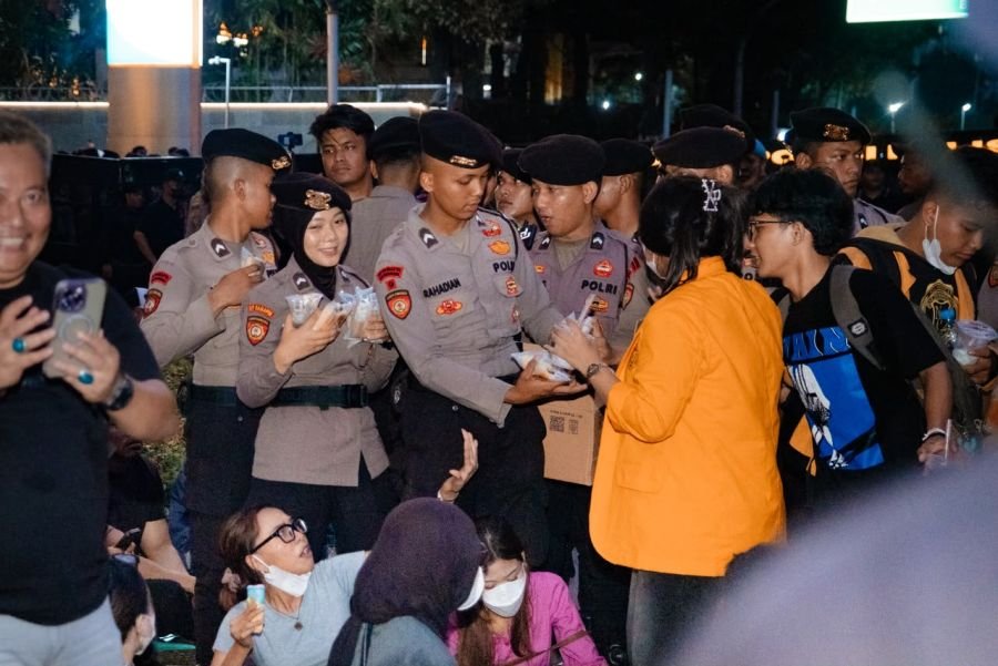 Humanis, Polisi Bagikan Snack dan Air Minum kepada Mahasiswa yang Beraksi