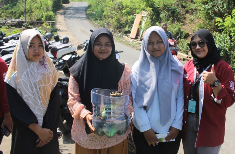 Ibu-Ibu PKK Malang Diajari Bikin Biopori, Hasilnya Mengejutkan!