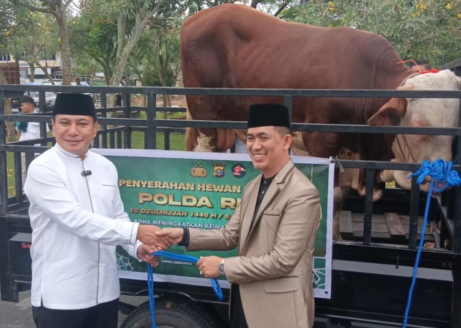 Irjen Hery Lepas Secara Simbolis Pendistribusian Ratusan Hewan Kurban di Polda Riau