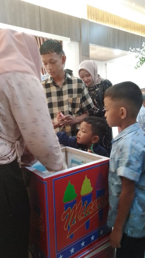 Iwan Siregar Beri Kado Es Krim Miami, Buat Resepsi Sahabatnya Tambah Manis dan Meriah
