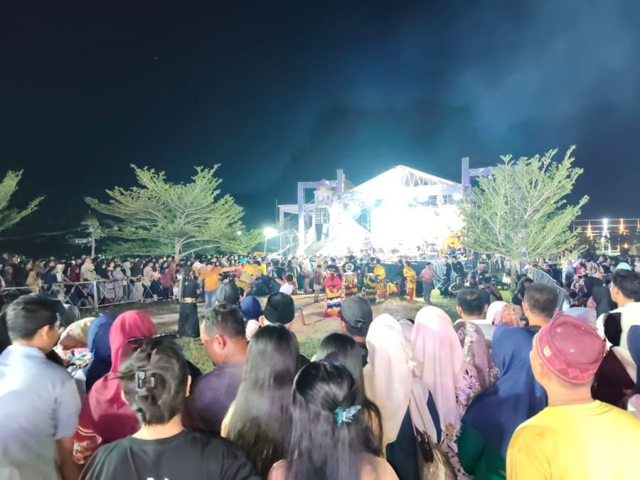 Jaran Kepang Bikin Gempar, Ribuan Pengunjung Padati Pasar Malam Batu Enam