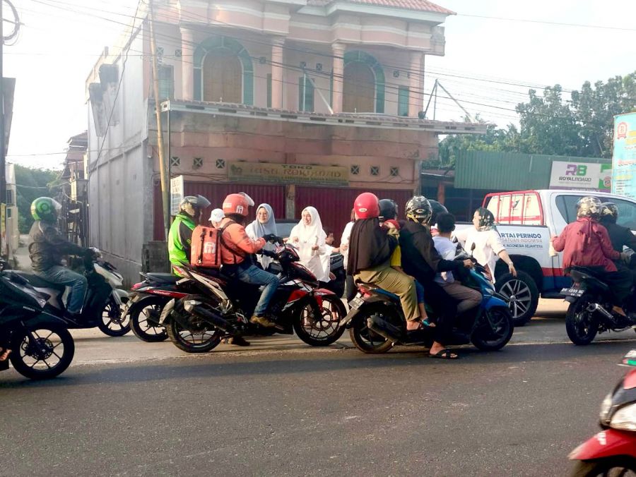 Jelang Berbuka Puasa, Kartini Perindo Riau Berbagi Takjil ke Pengendara Kendaraan dan Warga