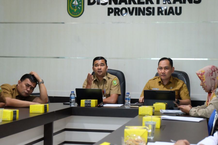 Kadisnakertrans Riau Pimpin Rapat Penguatan Pelayanan Informasi Publik dan Dokumentasi