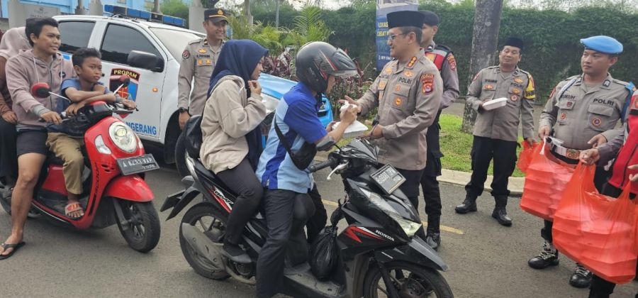 Kapolresta Tangerang Gelar Patroli dan Berbagi Takjil untuk Masyarakat