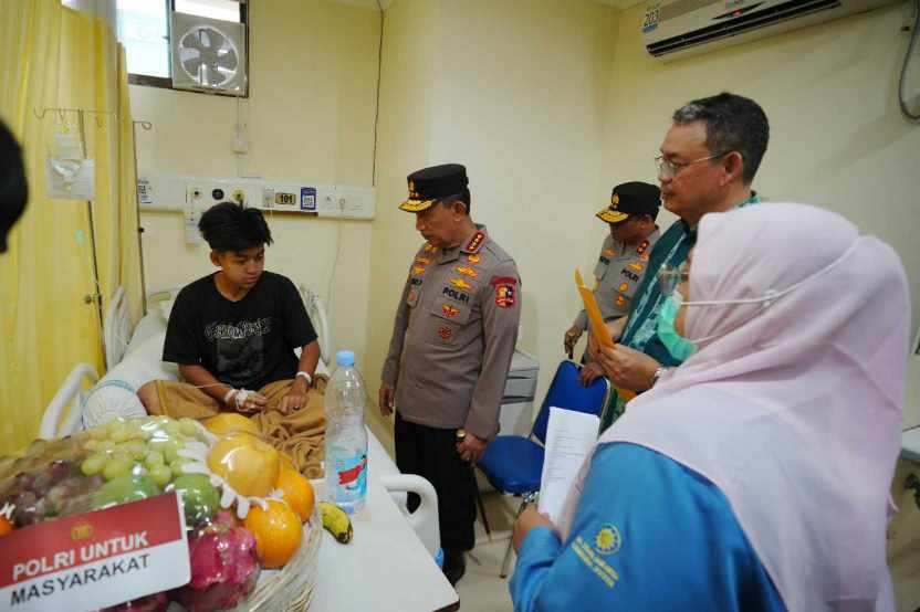 Kapolri Tinjau Korban Ledakan SMAN 72, 14 Siswa Masih Dirawat