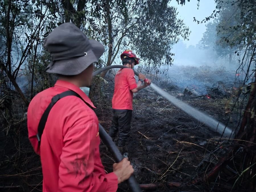 Karhutla Dekati Sekolah, Upika Tualang dan PT Arara Abadi Kerahkan RPK serta Heli