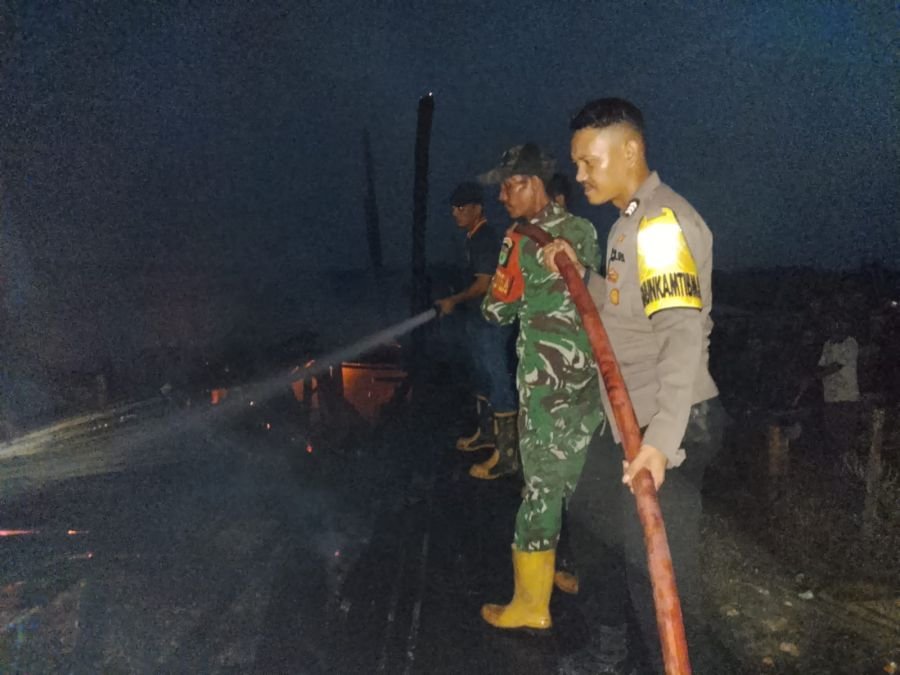 Babinsa Koramil 01/Bangko Sigap Bantu Padamkan Kebakaran di Bagan Barat