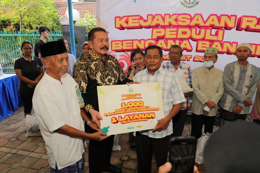 Kejaksaan RI Salurkan 2.000 Paket Sembako untuk Korban Banjir