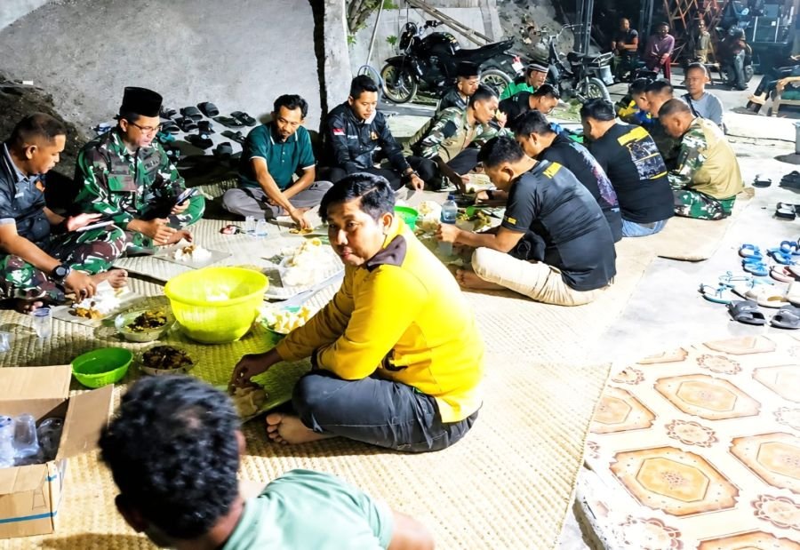 Kemanunggalan TNI-Rakyat: Warga Kesongo Gelar Makan Bersama Rayakan Kesuksesan TMMD 129 Bojonegoro