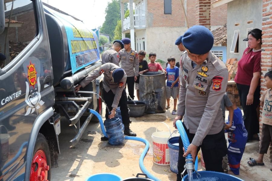 Kemarau Panjang, Brimob Polda Lampung Salurkan 10 Ribu Liter Air Bersih