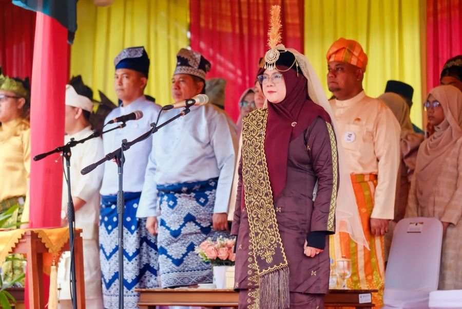 Kenakan Busana Melayu Sultanah Latifah, Bupati Afni Ajak Warga Siak Jaga Marwah dan Persatuan