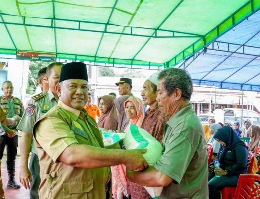 Kepada Korban Banjir, Pj Sekda Kampar Salurkan Bantuan 