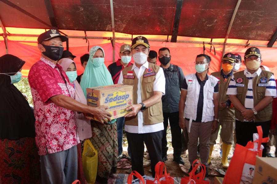 Kepala BPBD Riau Dampingi Gubri Tinjau dan Berikan Bantuan Bagi Korban Banjir di Rohul