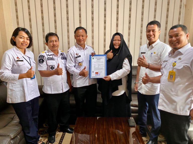Kepala DPMPTSP Rohil Serahkan Surat Izin Operasional Klinik Lapas Kelas IIA Bagansiapiapi