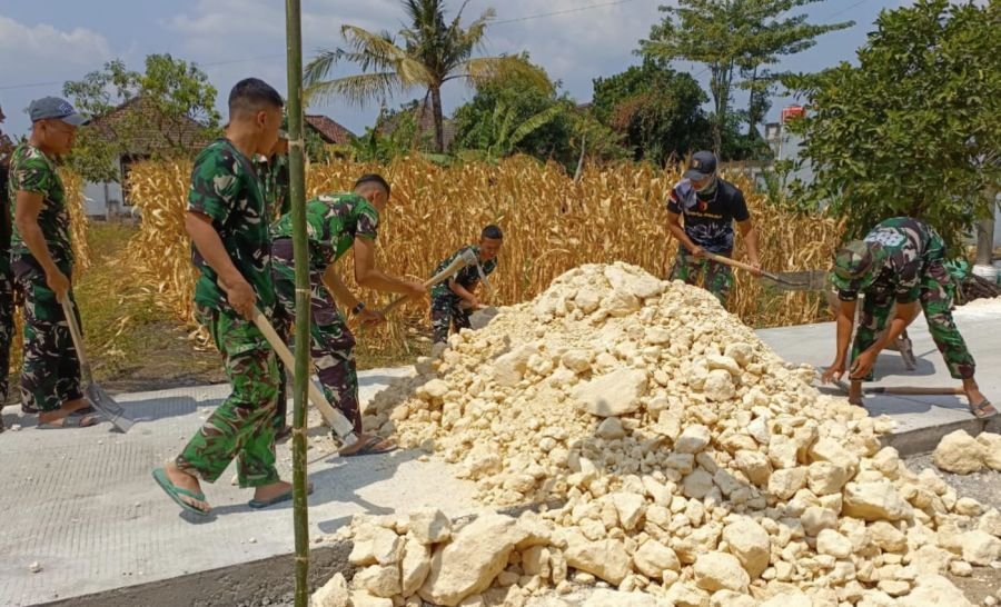 Ketika Peluh Satgas TMMD 129 Bojonegoro dan Warga Menyatu Tanpa Kenal Hari Libur