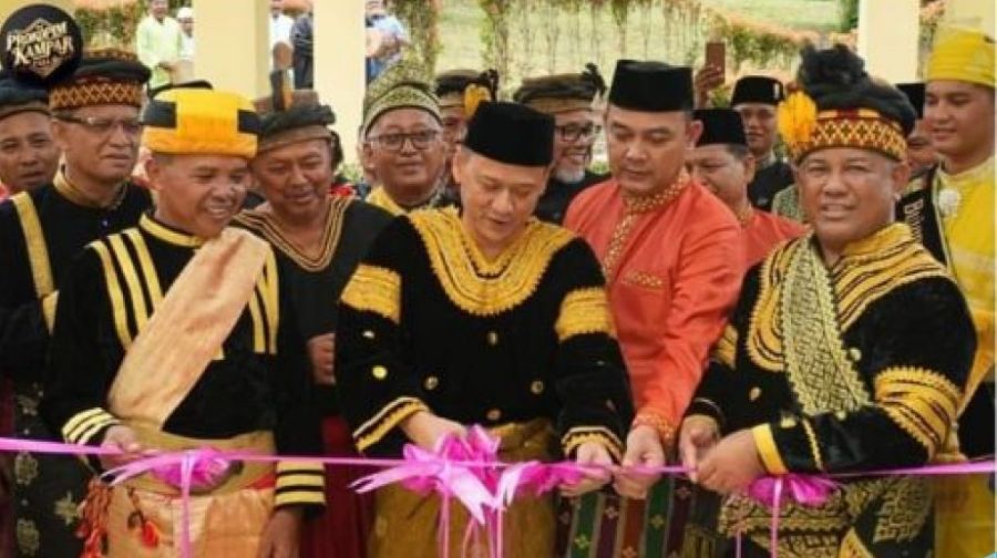Ketua dan Anggota DPRD Kampar Hadiri Penobatan Payung Panji Adat Kampar