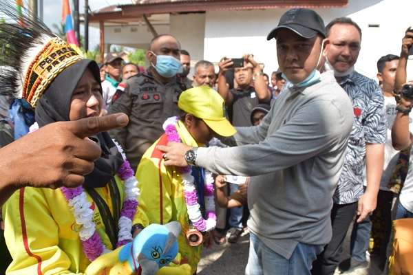 Ketua DPRD Kampar Beserta Ratusan Masyarakat Desa Koto Perambahan Sambut Kepulangan Nova dan Novi