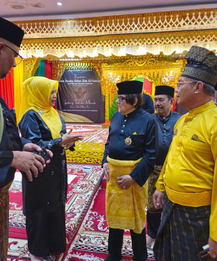Ketua PPM Riau, Lilis Suryani ikut Menyambut Benda Pusaka Di LAM Riau