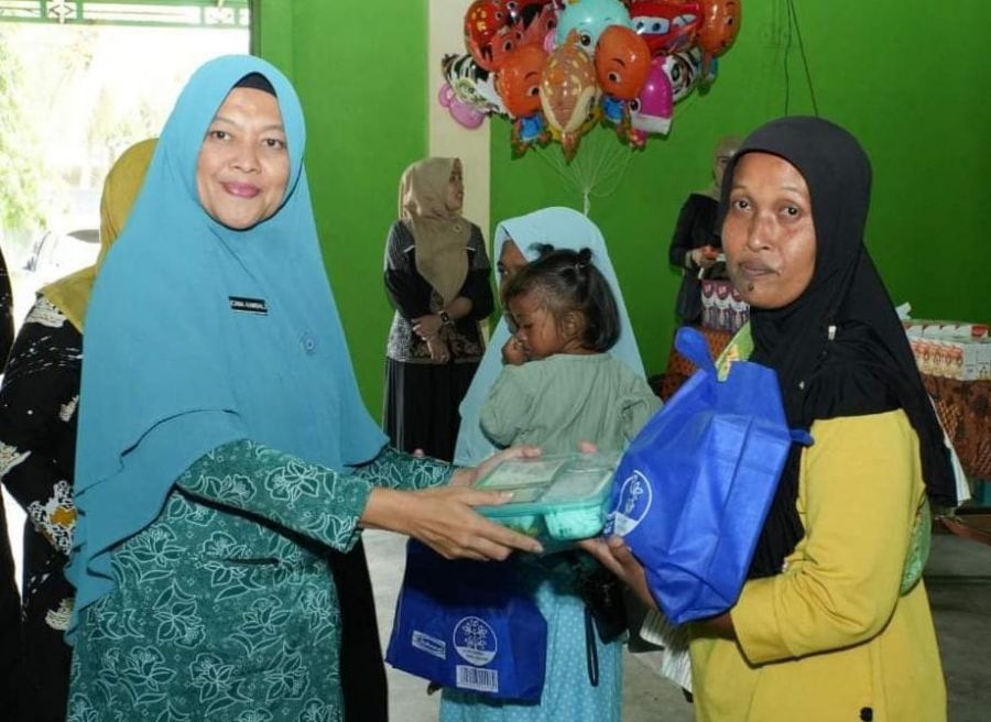 Ketua TP-PKK Kabupaten Kampar Beri Makanan Kepada Anak Stunting