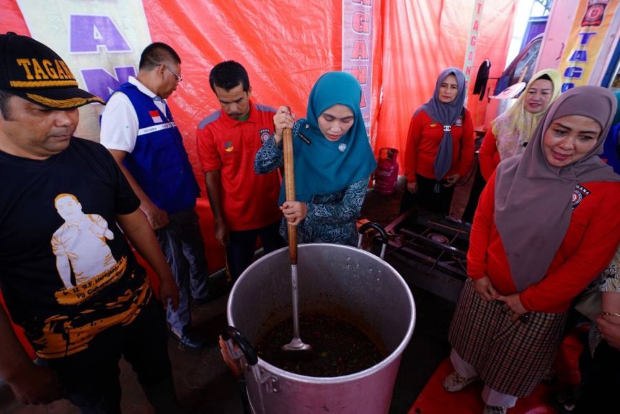 Ketua TP-PKK Riau Tinjau Dapur Umum untuk Korban Banjir