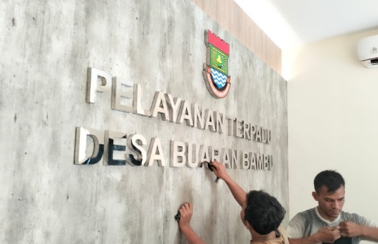 Keunggulan Huruf Timbul Akrilik Dibanding Material Lain
