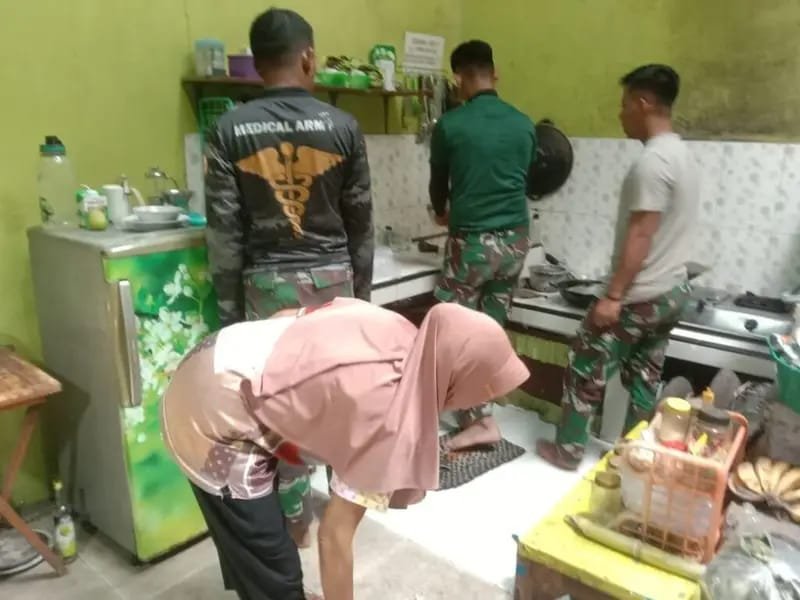 Kisah Anggota TMMD 129 Desa Kesongo Kodim 0813 Bojonegoro  Didapur Bantu Warga Punya Hajatan 