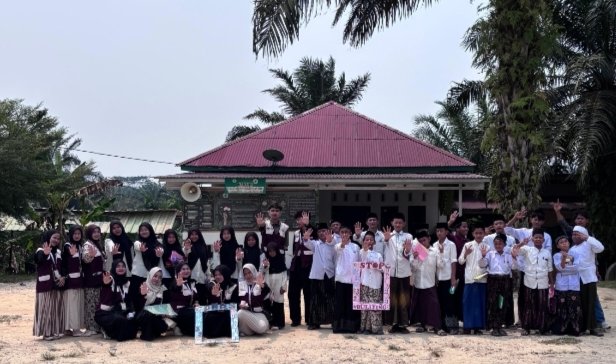 KKN Universitas Abdurrab Kelompok 32 Edukasi Santri soal Kesehatan dan Bullying