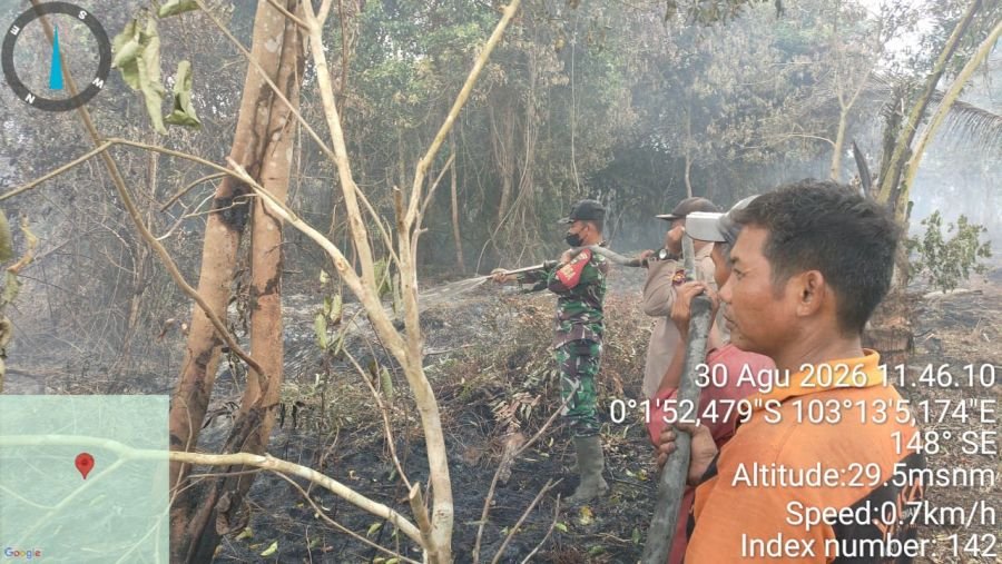 Kodam XIX Tuanku Tambusai Kerahkan Tim Padamkan Karhutla 2 Hektare di Inhil